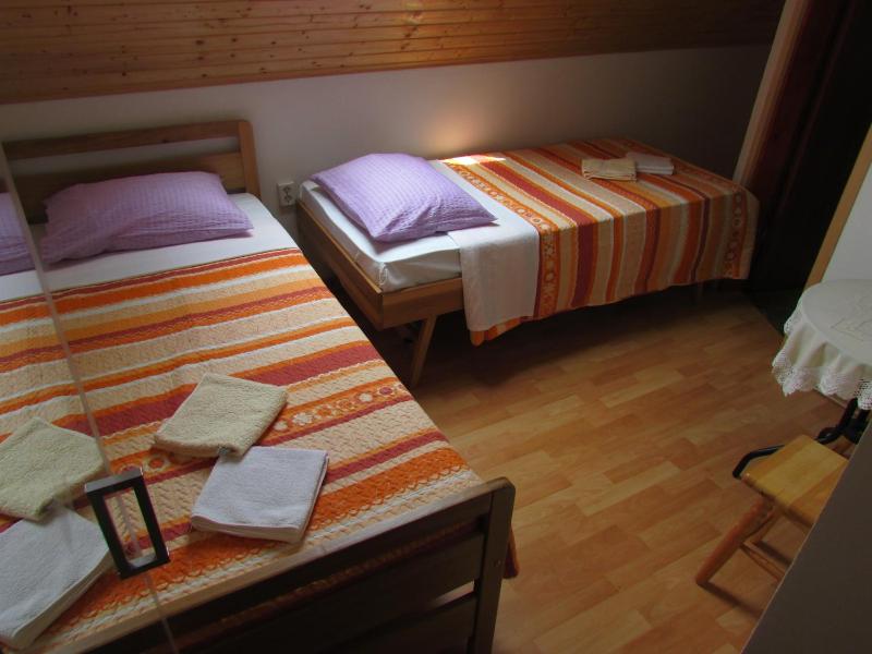 Small Twin Room image 2