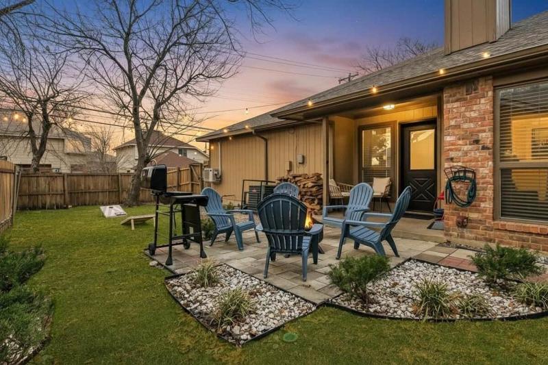 Retro Dallas Gem: Game Room + Fire Pit - image 18