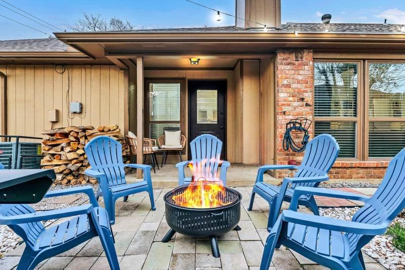 Retro Dallas Gem: Game Room + Fire Pit - image 19