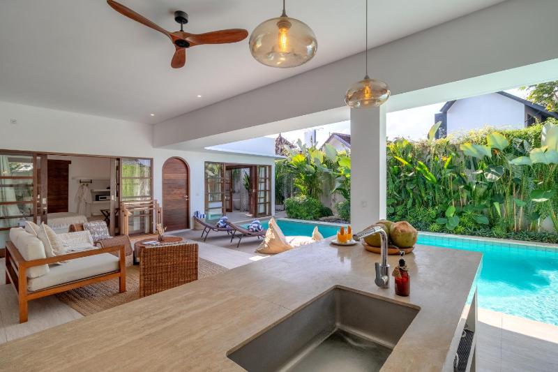 Villa Crusoe Stylish 3BR Oasis in Berawa - image 5