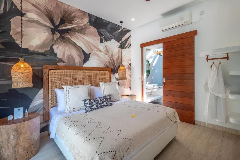Villa Crusoe Stylish 3BR Oasis in Berawa - image 22