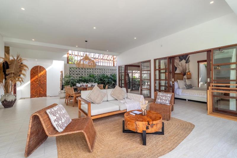 Villa Crusoe Stylish 3BR Oasis in Berawa - image 15