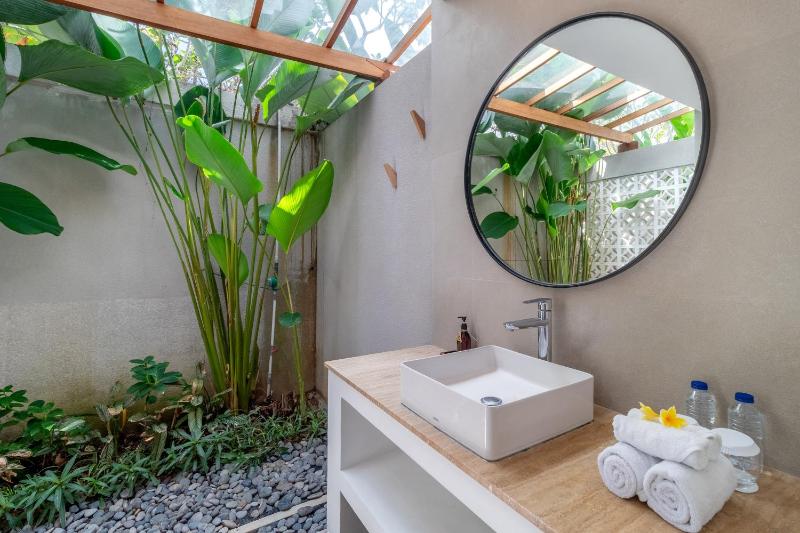 Villa Crusoe Stylish 3BR Oasis in Berawa - image 14