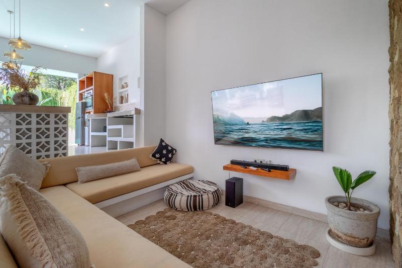 Villa Crusoe Stylish 3BR Oasis in Berawa - image 30