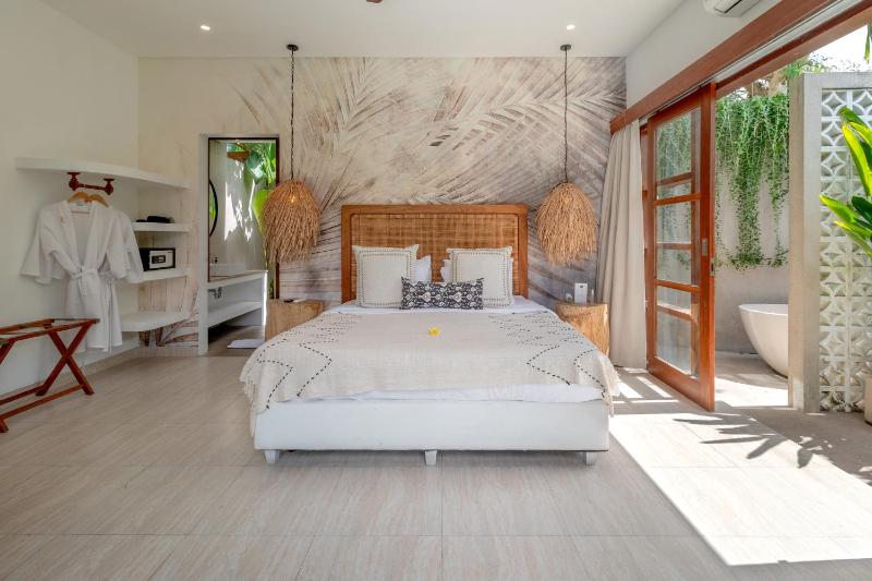 Villa Crusoe Stylish 3BR Oasis in Berawa - image 28