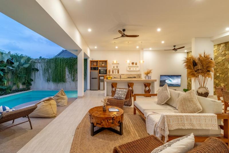 Villa Crusoe Stylish 3BR Oasis in Berawa - image 43