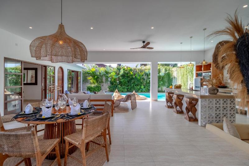 Villa Crusoe Stylish 3BR Oasis in Berawa - image 26