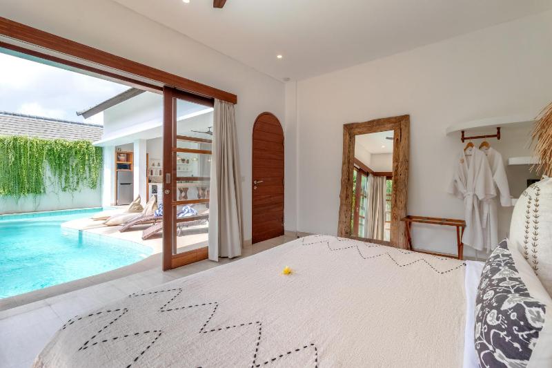 Villa Crusoe Stylish 3BR Oasis in Berawa - image 16