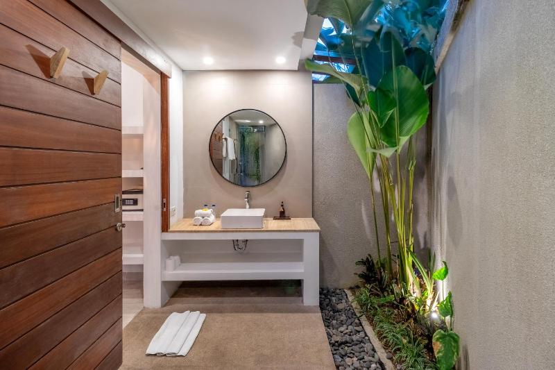 Villa Crusoe Stylish 3BR Oasis in Berawa - image 8