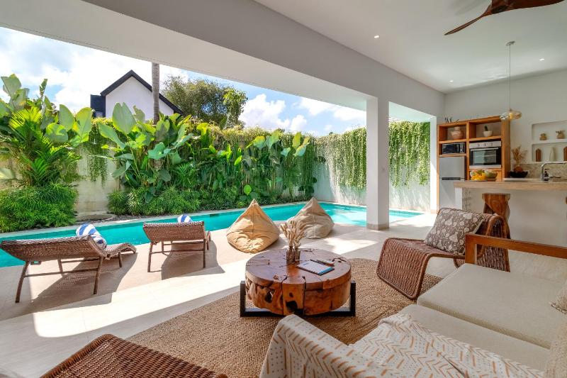 Villa Crusoe Stylish 3BR Oasis in Berawa - image 41
