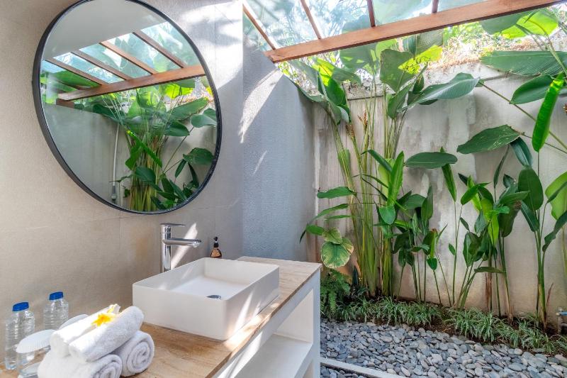 Villa Crusoe Stylish 3BR Oasis in Berawa - image 17