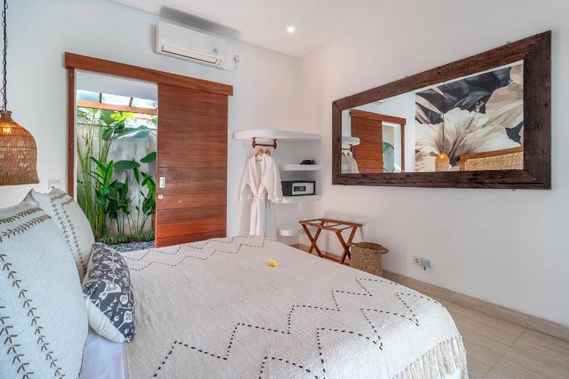 Villa Crusoe Stylish 3BR Oasis in Berawa - image 12