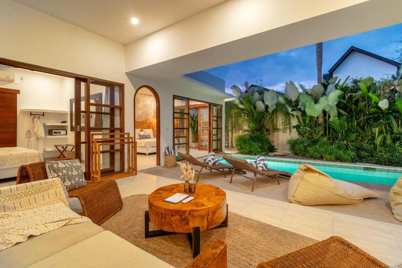 Villa Crusoe Stylish 3BR Oasis in Berawa - image 21