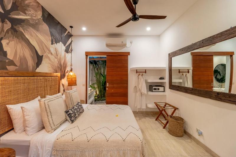 Villa Crusoe Stylish 3BR Oasis in Berawa - image 37