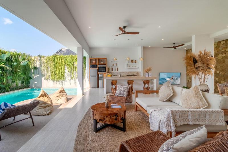 Villa Crusoe Stylish 3BR Oasis in Berawa - image 11