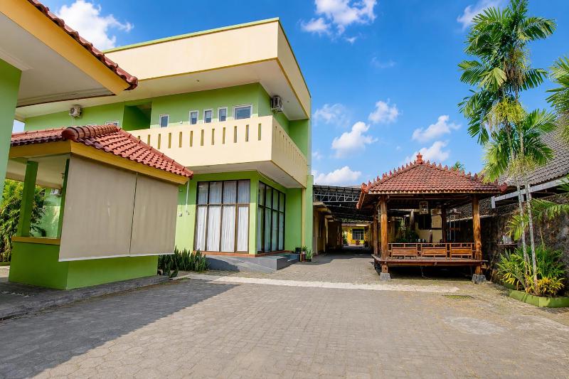 OYO 95373 Giriwardoyo Family Guest House - image 8