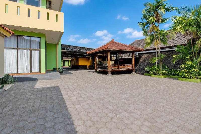 OYO 95373 Giriwardoyo Family Guest House - image 13