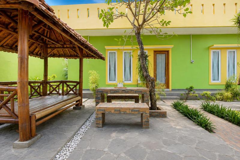 OYO 95373 Giriwardoyo Family Guest House - image 12