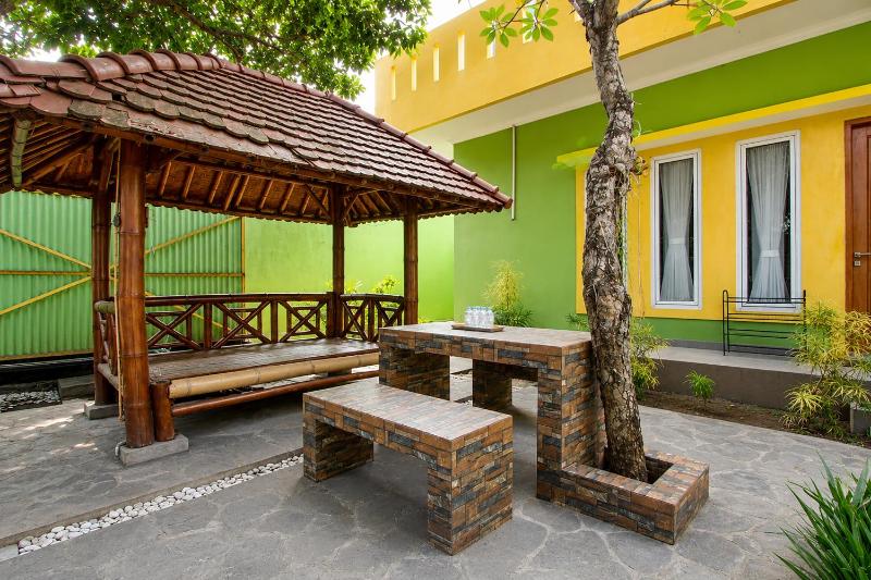 OYO 95373 Giriwardoyo Family Guest House - image 10