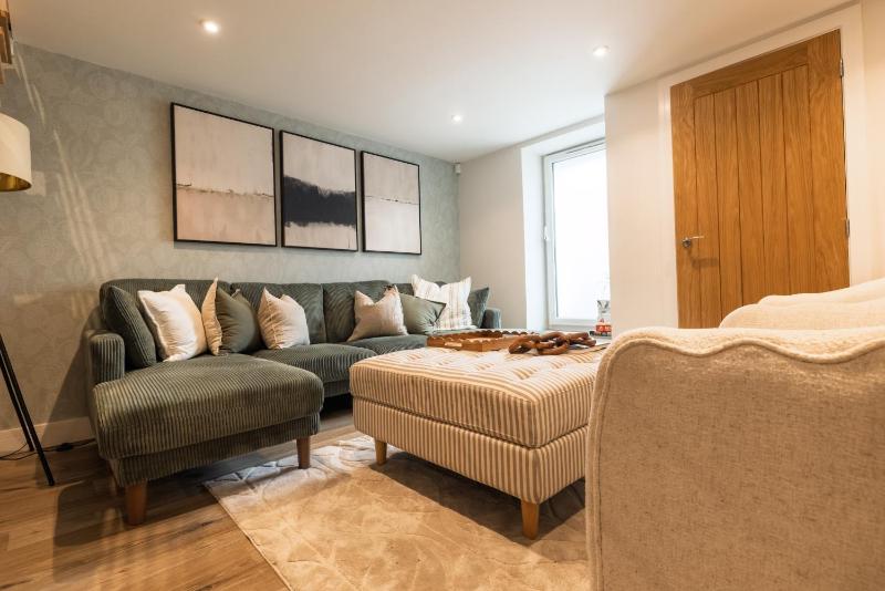Chic Central Cheltenham Home for 8 - image 37