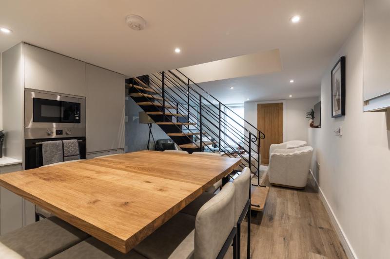 Chic Central Cheltenham Home for 8 - image 50