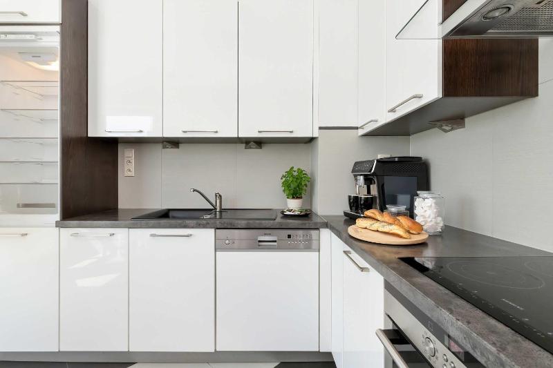 Jasnozielony Apartament z Klimatyzacją i Biurkiem by Noclegi Renters - image 8