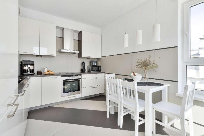 Jasnozielony Apartament z Klimatyzacją i Biurkiem by Noclegi Renters - image 23