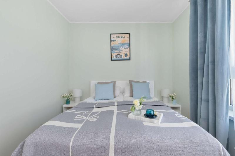 Jasnozielony Apartament z Klimatyzacją i Biurkiem by Noclegi Renters - image 13