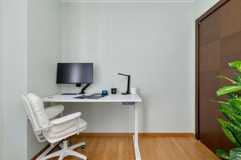 Jasnozielony Apartament z Klimatyzacją i Biurkiem by Noclegi Renters - image 4