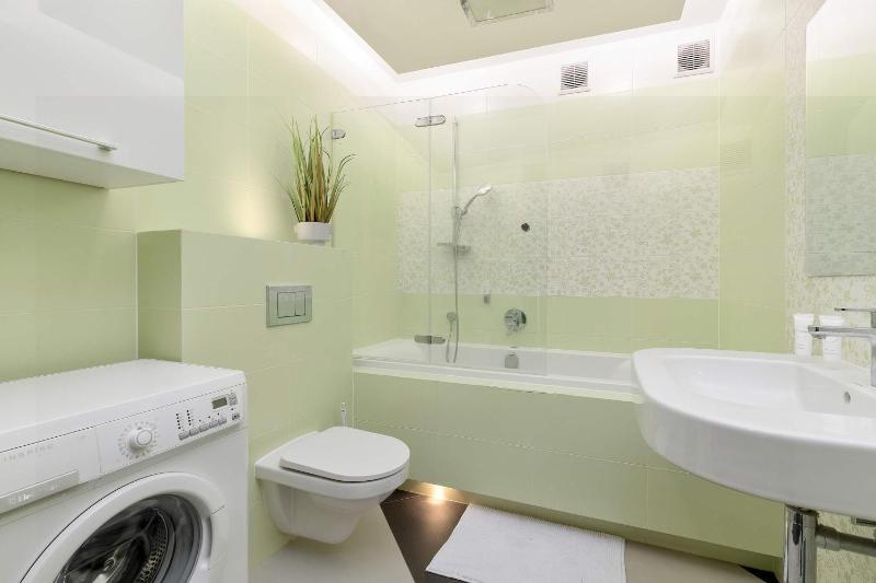 Jasnozielony Apartament z Klimatyzacją i Biurkiem by Noclegi Renters - image 19