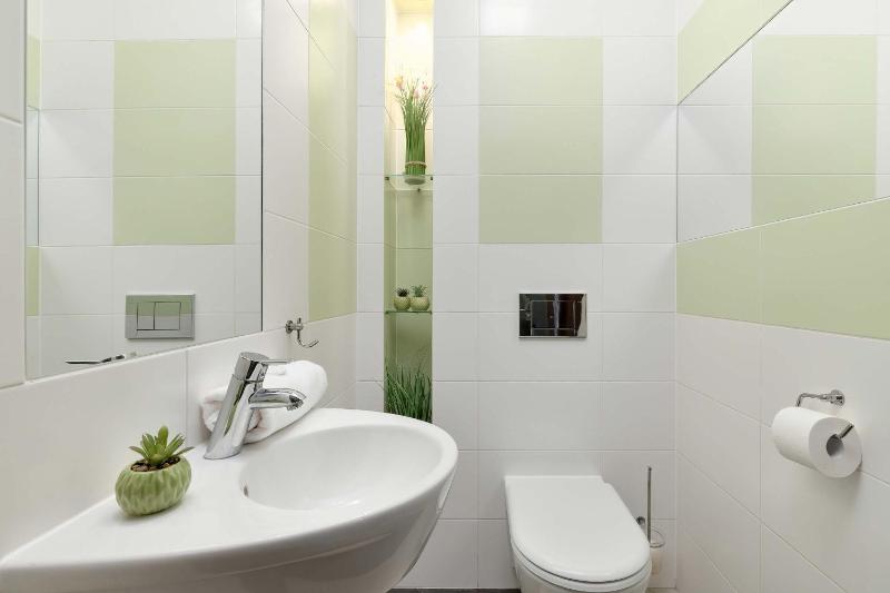Jasnozielony Apartament z Klimatyzacją i Biurkiem by Noclegi Renters - image 6