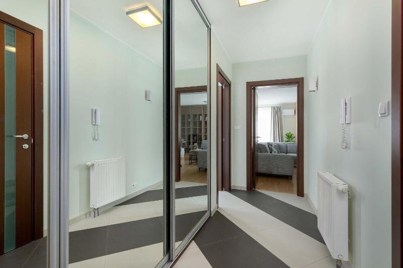 Jasnozielony Apartament z Klimatyzacją i Biurkiem by Noclegi Renters - image 2
