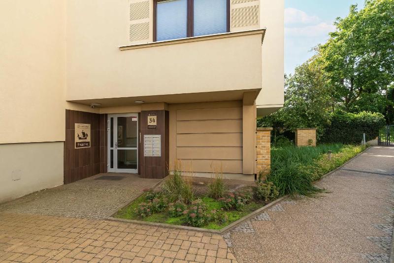 Jasnozielony Apartament z Klimatyzacją i Biurkiem by Noclegi Renters - image 20