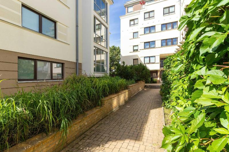 Jasnozielony Apartament z Klimatyzacją i Biurkiem by Noclegi Renters - image 21