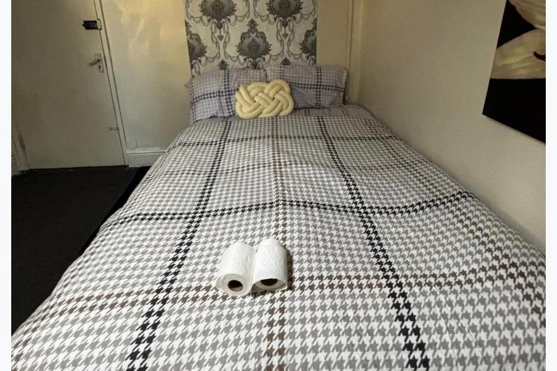 Aston 1-Bed Apartment Sleeps 2 near shops - image 8