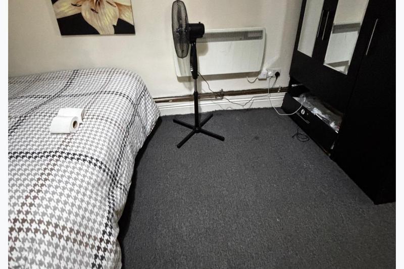 Aston 1-Bed Apartment Sleeps 2 near shops - image 10