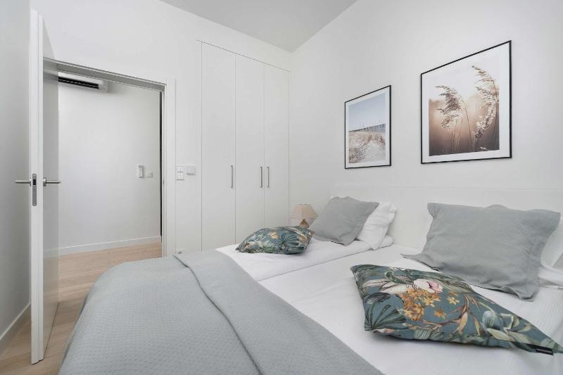 Przestronny Apartament z Tarasem i Parkingiem by Renters Restige - image 11