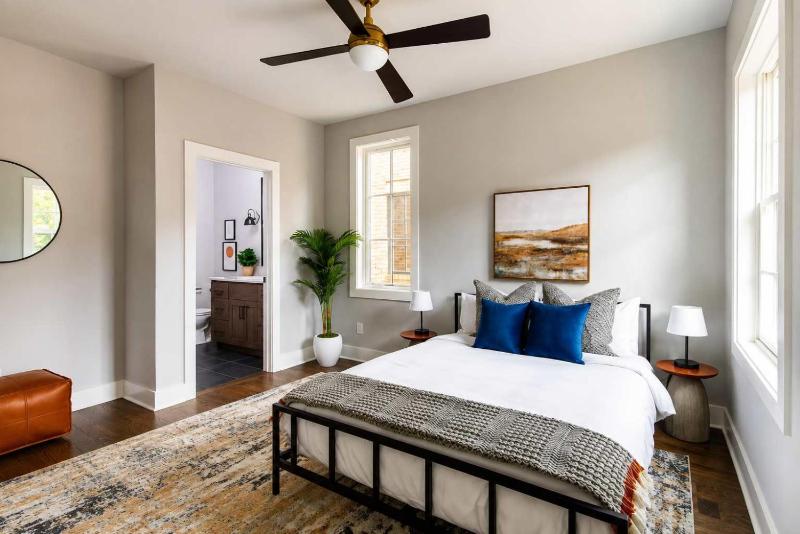 Stylish West End Stay with Rooftop & Patio - image 8