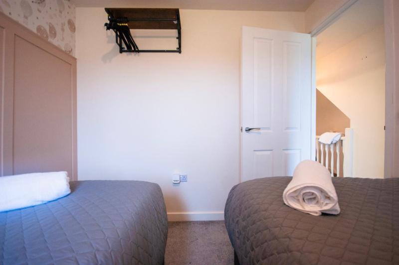Cozy Coventry Retreat - 3 Bedroom House - image 9