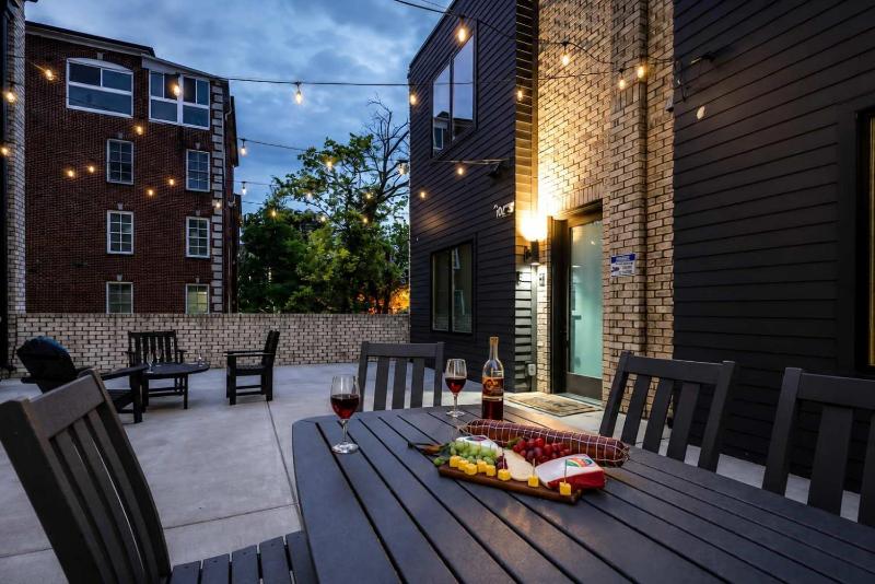 West End Getaway Balcony Near Broadway - image 12