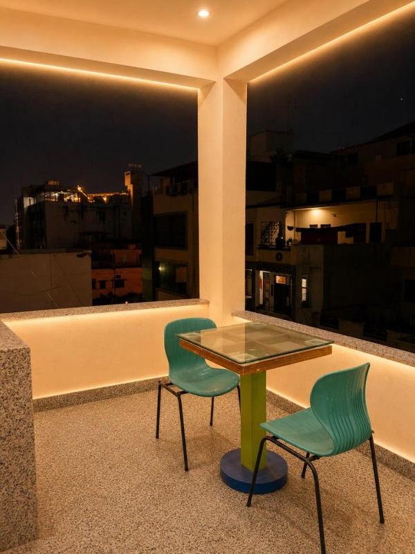 The Amber Haven - A Cozy Urban Retreat - image 13