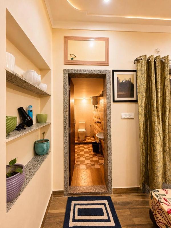 The Amber Haven - A Cozy Urban Retreat - image 5