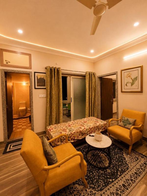 The Amber Haven - A Cozy Urban Retreat - image 8
