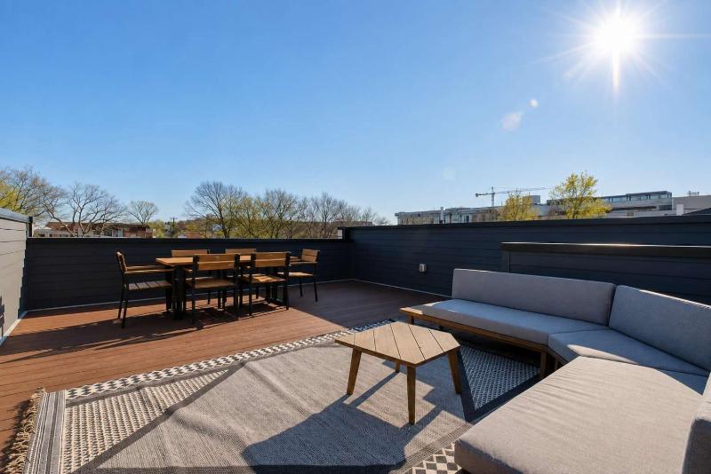 West End Getaway Balcony Near Broadway - image 8