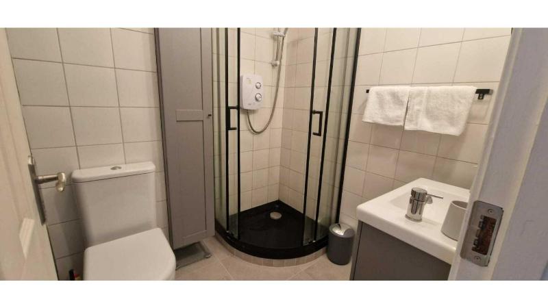 Large 2bd at trendy Portobello Dublin city centre - image 7