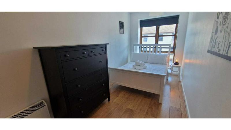 Large 2bd at trendy Portobello Dublin city centre - image 13