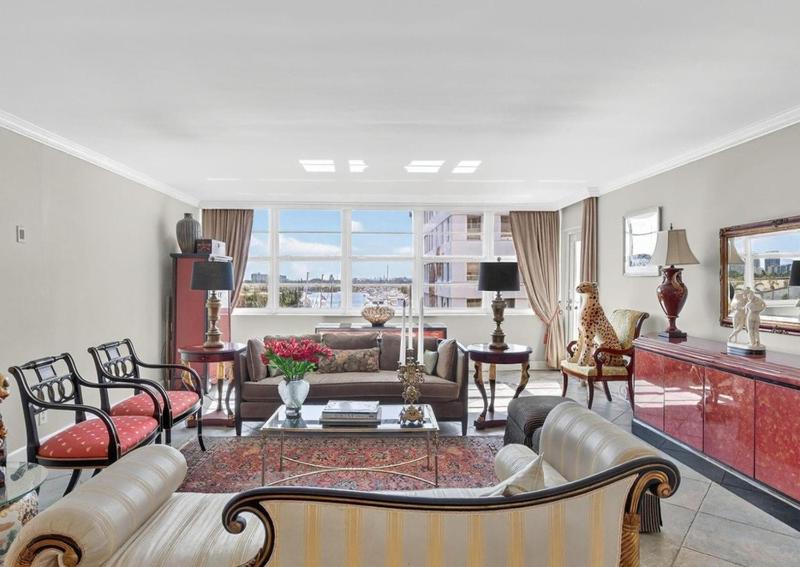 Spacious Two Bedroom Residence with Waterfront Views - image 10