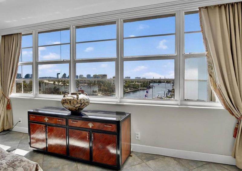 Spacious Two Bedroom Residence with Waterfront Views - image 17