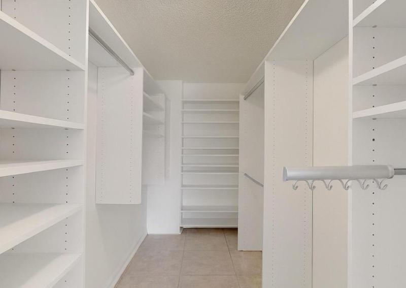 Spacious Two Bedroom Residence with Waterfront Views - image 7