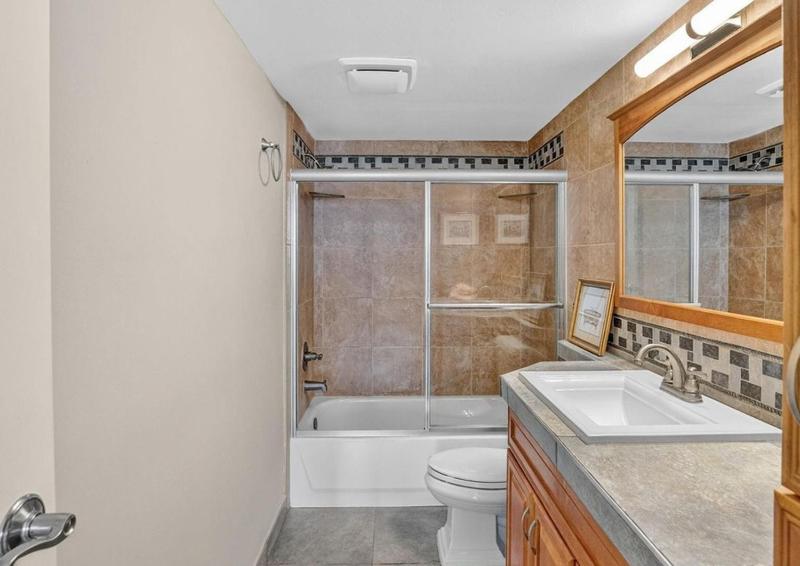 Spacious Two Bedroom Residence with Waterfront Views - image 18